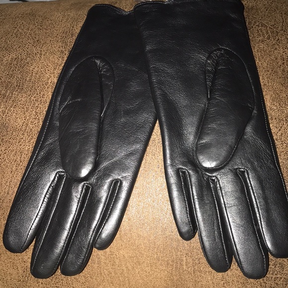 πHPπNew scalloped edge embroidered leather glove - Picture 4 of 8